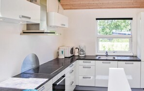 Frigorífico, microondas, placa de cocina y lavavajillas