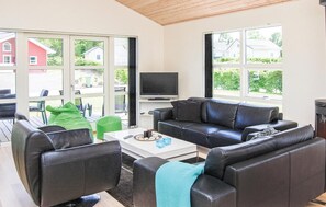 Televisión, chimenea, reproductor de DVD y futbolito 