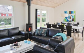 Televisión, chimenea, reproductor de DVD y futbolito 