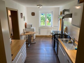 Kühlschrank, Ofen, Geschirrspüler, Hochstuhl