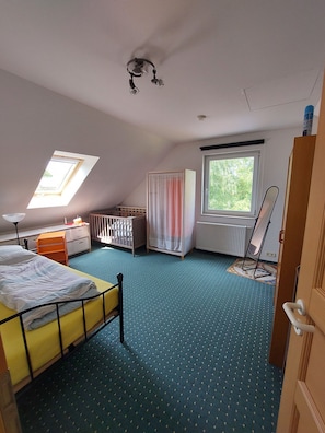3 Schlafzimmer, Schreibtisch, Reisekinderbett, Bettwäsche