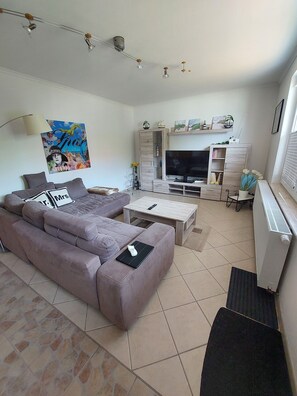 Una televisión, un reproductor estéreo