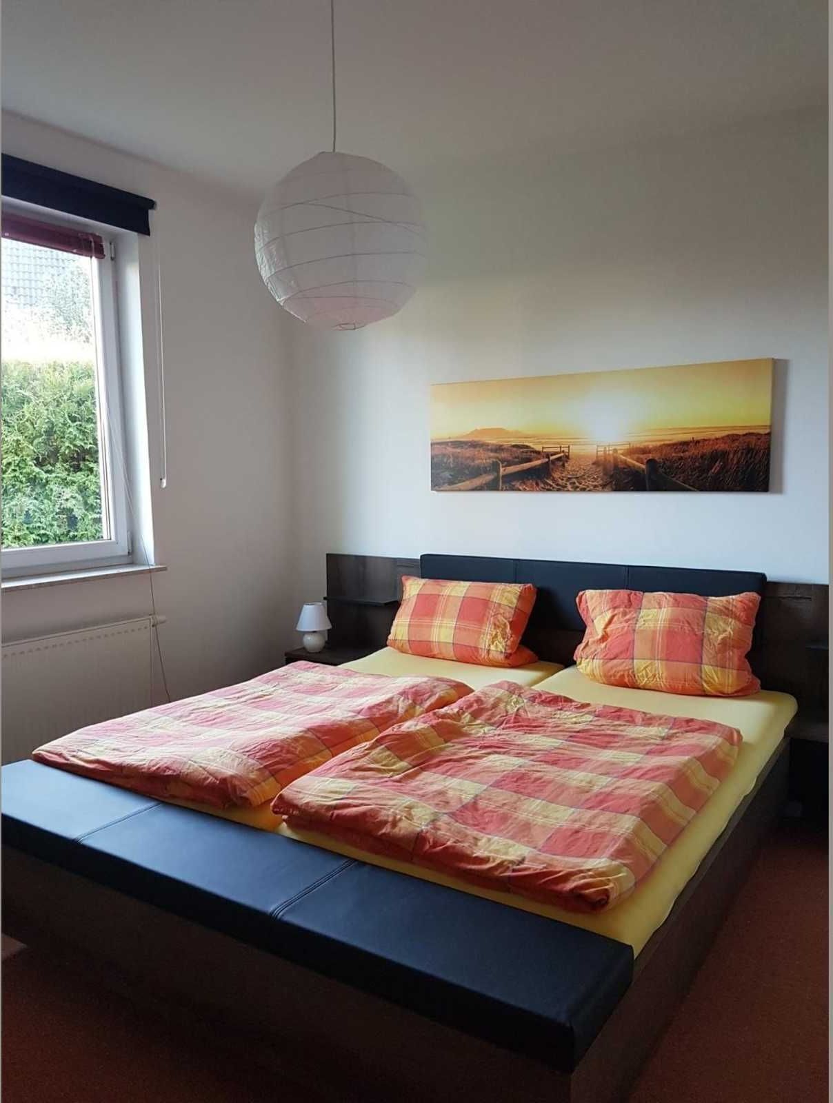 3 bedrooms, desk, bed sheets