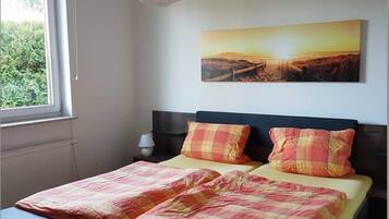 3 bedrooms, desk, bed sheets