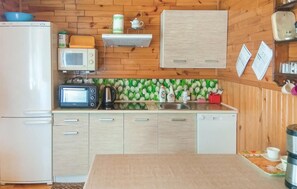 Jääkaappi, liesi, astianpesukone, kahvin-/teenkeitin