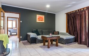 Televisión y chimenea 