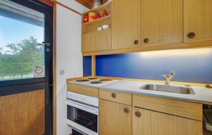 Refrigerador, parrilla de estufa y cafetera y tetera 