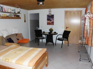 1 quarto, berço de viagem, roupa de cama