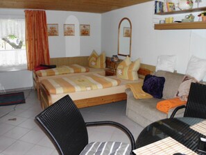 1 quarto, berço de viagem, roupa de cama
