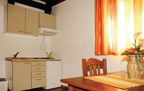 Fridge, microwave, stovetop, coffee/tea maker - Lovely home in Podstrana (Podstrana)