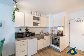 Coffee/tea maker, fridge, microwave, oven