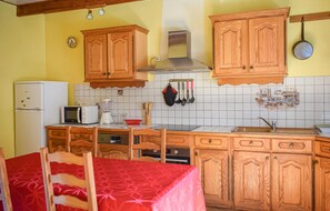 Refrigerador, parrilla de estufa, lavavajillas y cafetera y tetera 