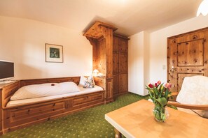 1 makuuhuone, tallelokero huoneessa, työpöytä, vauvan matkasänky