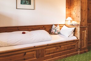 1 soveværelse, pengeskab på værelset, skrivebord, weekendseng