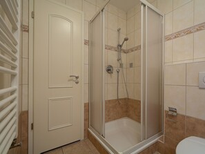 Douche, sĂšche-cheveux, serviettes fournies