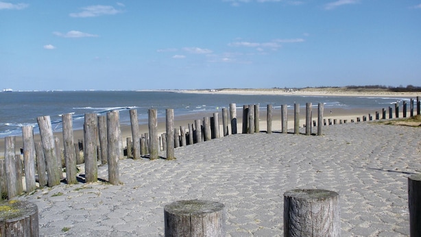 A paved walkway with wooden posts along a beach, leading to the ocean. - Stunning home in Breskens with WiFi (Breskens)