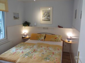 2 Schlafzimmer, Reisekinderbett