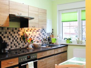 Kühlschrank, Mikrowelle, Ofen, Wasserkocher mit Kaffee-/Teezubehör