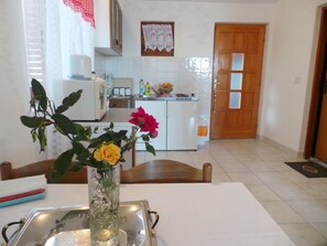 Kühlschrank, Mikrowelle, Herdplatte, Wasserkocher mit Kaffee-/Teezubehör