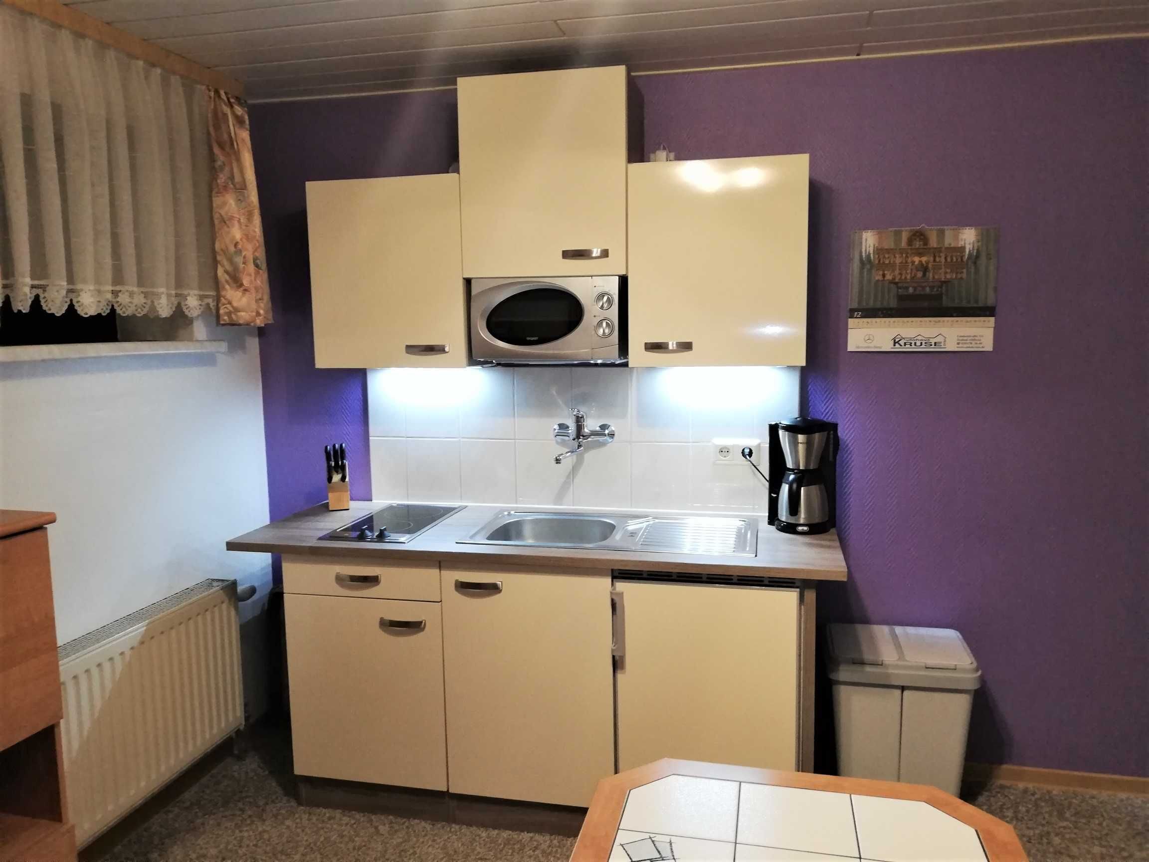 Kühlschrank, Mikrowelle, Wasserkocher mit Kaffee-/Teezubehör