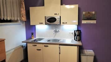 Een koelkast, een magnetron, een koffiezetapparaat/waterkoker