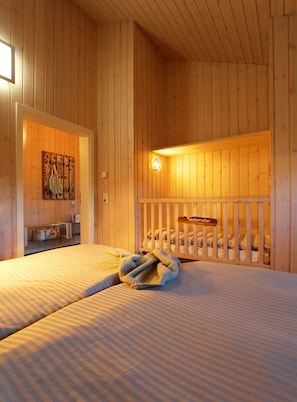 5 bedrooms, in-room safe, travel cot, WiFi