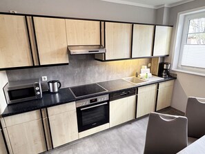 Kühlschrank, Mikrowelle, Ofen, Geschirrspüler