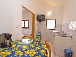 Fridge, stovetop, coffee/tea maker