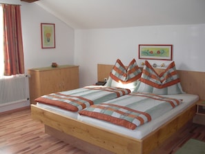 1 chambre, coffre-fort, bureau, lit de bébé portatif