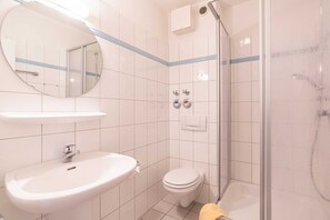 Douche, sèche-cheveux, serviettes fournies