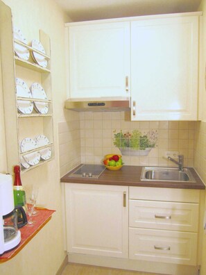 Kühlschrank, Wasserkocher mit Kaffee-/Teezubehör, Wasserkocher, Toaster