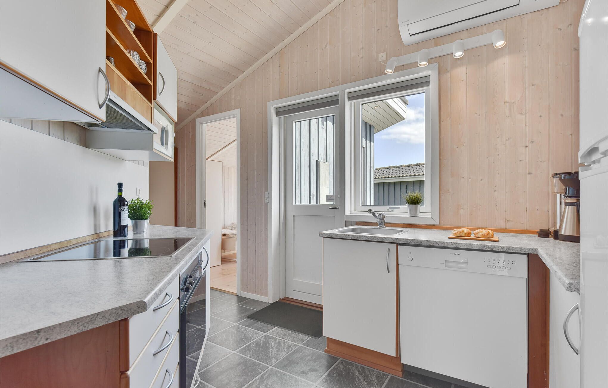 Refrigerador, parrilla de estufa, lavavajillas y cafetera y tetera 