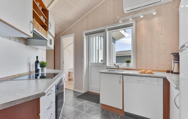 Réfrigérateur, plaque de cuisson, lave-vaisselle, cafetière/bouilloire