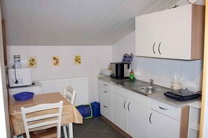 Køleskab, mikrobølgeovn, kogeplade, kaffe-/temaskine