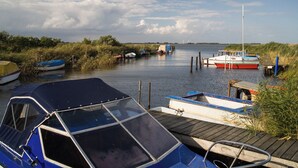 Una vía acuática tranquila con barcos amarrados a muelles de madera.