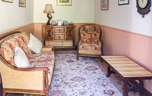 Smart TV, fireplace, DVD player