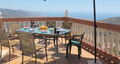 Gorgeous home in Torrox with kitchen