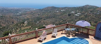 Gorgeous home in Torrox with kitchen