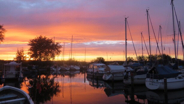 A marina with boats docked at sunset. - Lod - Kuhtz - Apartment (Loddin)