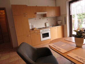 Kühlschrank, Ofen, Wasserkocher mit Kaffee-/Teezubehör, Wasserkocher