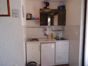 Fridge, stovetop, coffee/tea maker, freezer