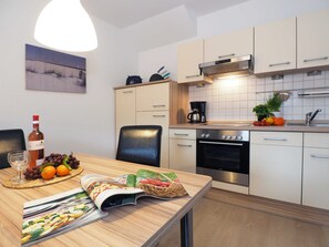 Kühlschrank, Mikrowelle, Ofen, Geschirrspüler