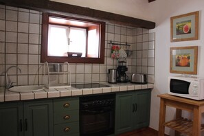 Een koelkast, een microgolfoven, een oven, een kinderstoel