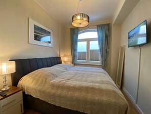 2 bedrooms, travel cot, WiFi, bed sheets