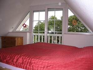 2 habitaciones, escritorio y ropa de cama 