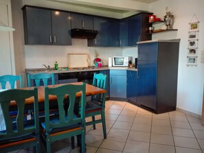 Kühlschrank, Mikrowelle, Ofen, Geschirrspüler