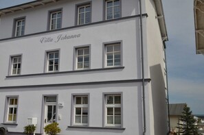 Unclassified image, 4 of 19, button