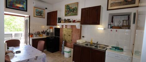 Frigorifero, microonde, forno, piano cottura