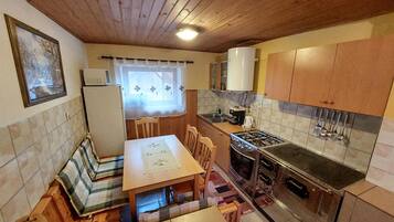 Fridge, stovetop, coffee/tea maker