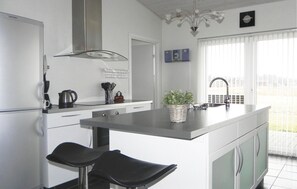 Frigorífico, placa de cocina, lavavajillas y cafetera o tetera